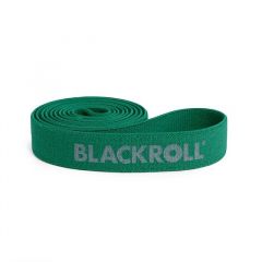 Zaļās BLACKROLL® SUPER BAND pretestības lentes tuvplāns uz balta fona, izgatavota no izturīga un ādai draudzīga auduma funkcionāliem treniņiem.