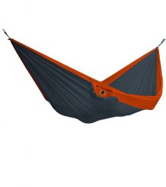 Moon Hammock Double no Ticket To The Moon divvietīgs 3.2 m šūpuļtīkls ar nerūsējošā tērauda āķiem un uzglabāšanas kabatu; attēls uz balta fona.