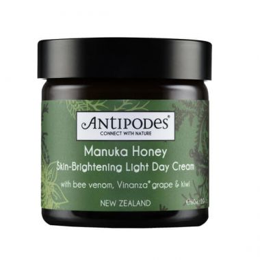 Manuka medaus ir hialurono rūgšties šviesinamasis dieninis kremas Antipodes, 60 ml