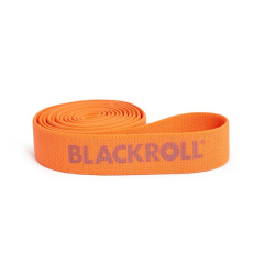 BLACKROLL® SUPER BAND pretestības josla oranžā krāsā. Viegla pretestības pakāpe, ideāli piemērota stabilitātes, elastības un koordinācijas treniņiem. Izgatavota no izturīga, ādai draudzīga auduma un gumijas. Tuvplāns uz balta fona.