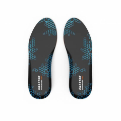 Enertor Comfort pilna garuma zolīšu tuvplāns uz balta fona, ar D3O® tehnoloģiju trieciena absorbcijai un pēdu sāpju mazināšanai.