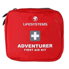 Lifesystems Adventurer pirmās palīdzības komplekts ikdienas traumām. Ietver pārsējus, šķēres, pinceti, cimdus un plāksterus. Tuvplāns uz balta fona.